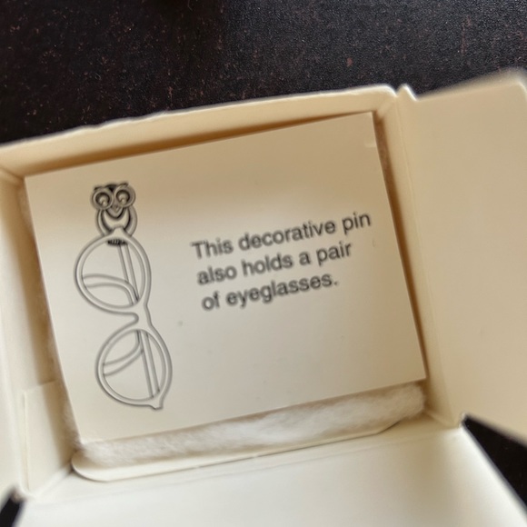 Avon decorative pin. Gold Tone - Picture 3 of 3